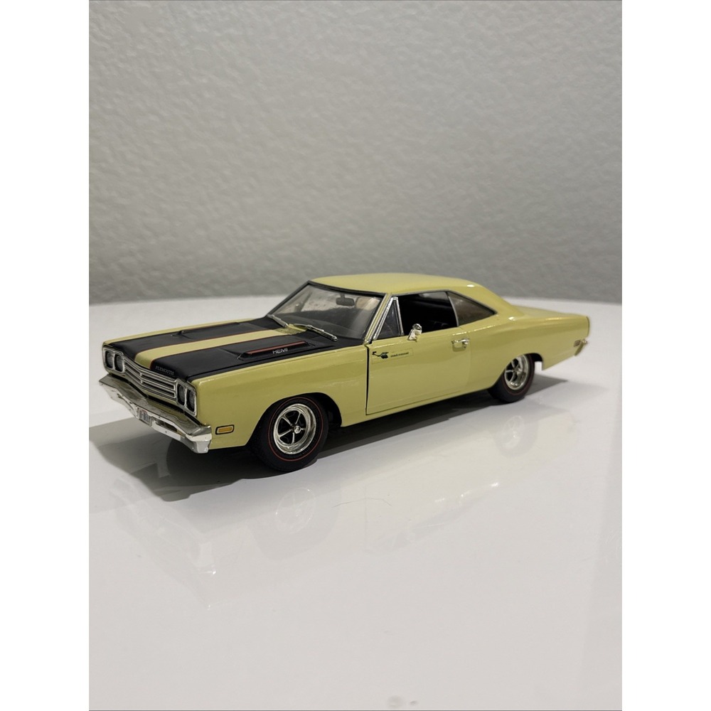 Ertl American Muscle 1969 Plymouth Road Runner 1:18 Scale Diecast Car Yellow